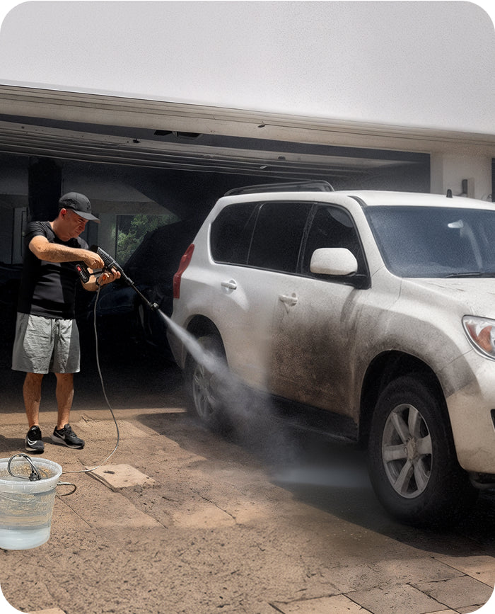 Persona lavando un automóvil con una hidrolavadora portátil Inbogo, ideal para mantener el vehículo limpio fácilmente