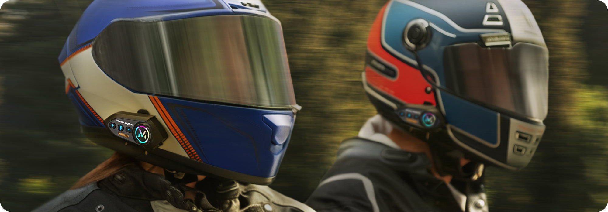 Dos motociclistas con cascos equipados con intercomunicadores Bluetooth Inbogo
