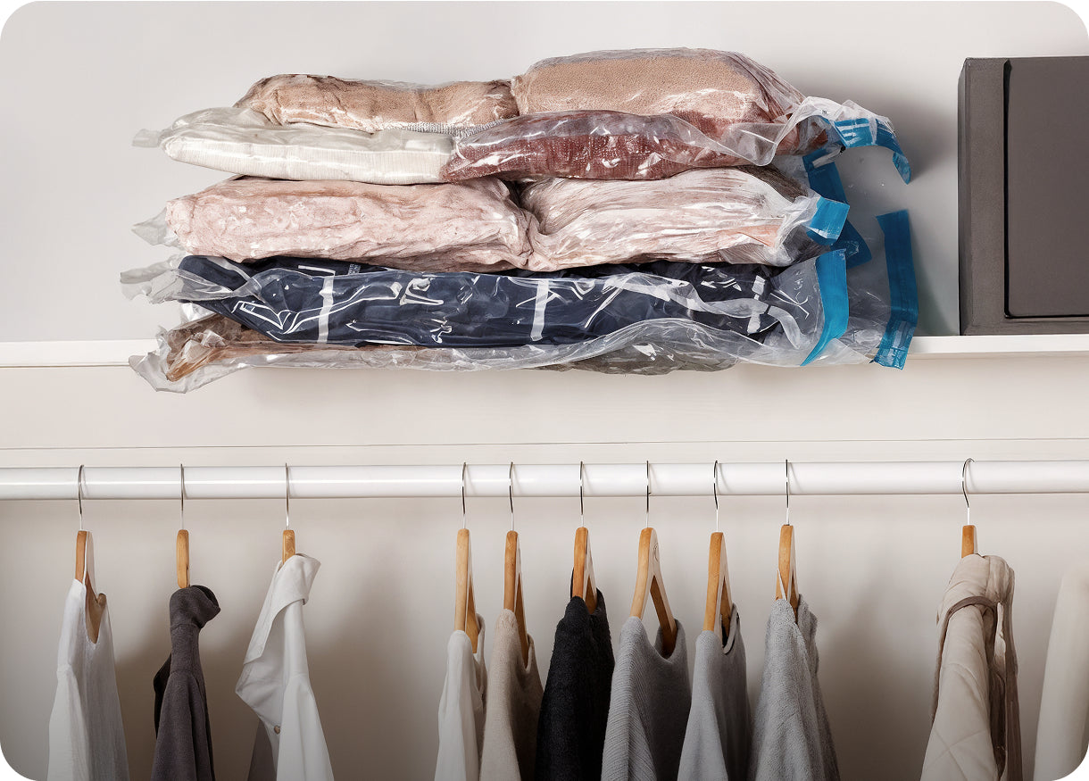 Ropa guardada en bolsas al vacío en un clóset, mostrando soluciones de organización inteligente.