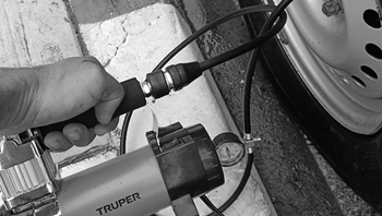 Image Imagen en blanco y negro de un compresor de aire tradicional