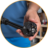 Persona ajustando la boquilla multifunción de la hidrolavadora Inbogo