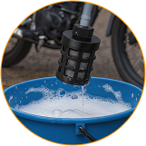 Hidrolavadora Inbogo conectada a un balde de agua con adaptador