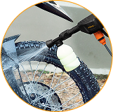 Hidrolavadora Inbogo limpiando sin esfuerzo una motocicleta.