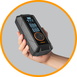 Persona ajustando el modo y la presión en la pantalla digital del inflador portátil Inbogo