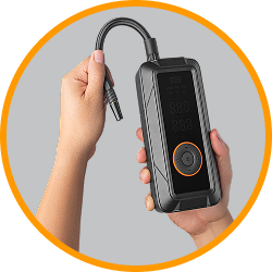 Persona sosteniendo un inflador Inbogo mientras acopla la manguera a la válvula