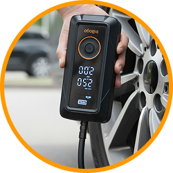 Compresor Inbogo en funcionamiento inflando la llanta de un auto