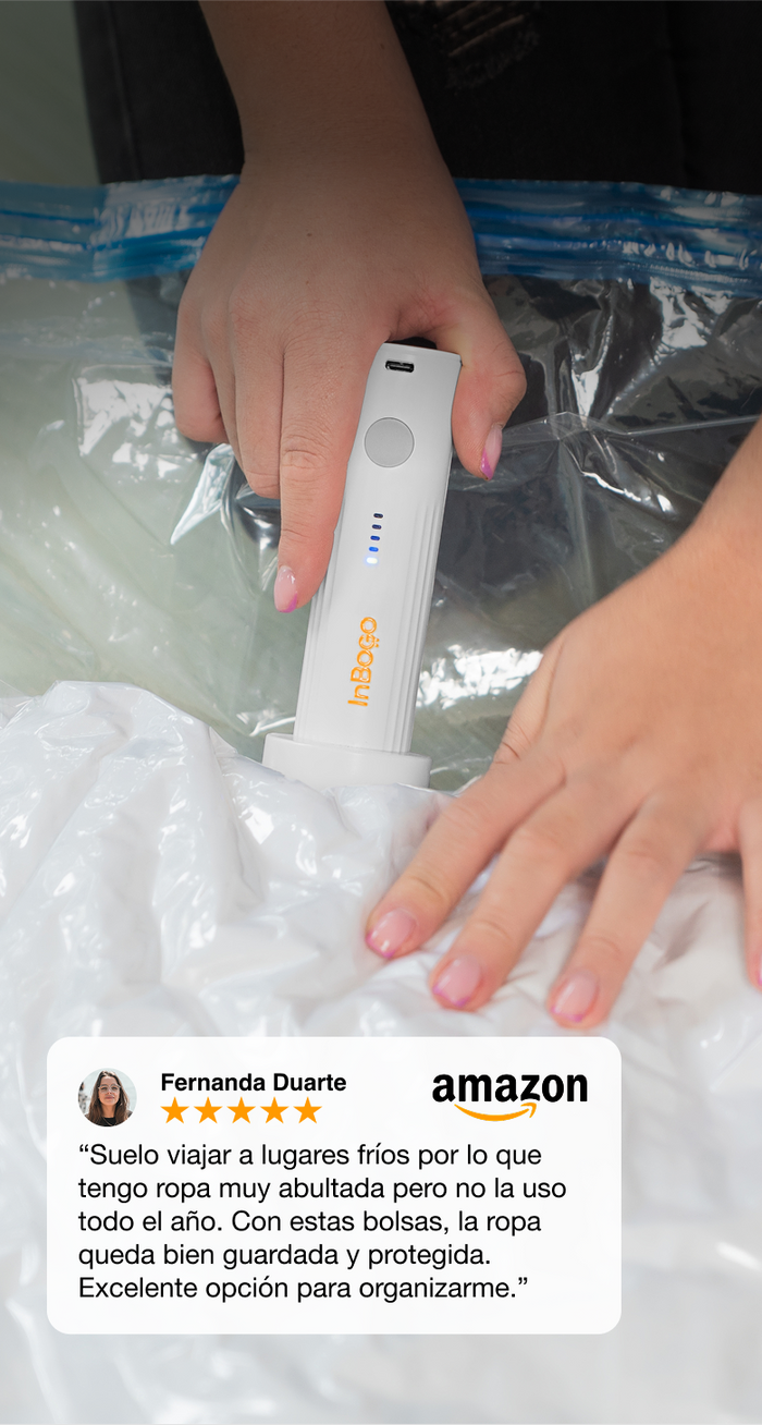 Mano utilizando la bomba automática InBogo para extraer aire de una bolsa al vacío.