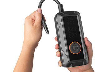 Image Persona sosteniendo el compresor de aire Inbogo listo para conectar