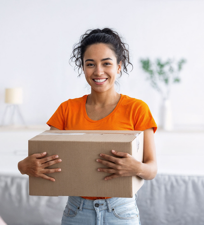 Mujer sonriendo mientras sostiene una caja, junto a los beneficios de compra en Inbogo.
