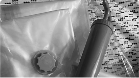 Image Imagen en blanco y negro de bolsas al vacío convencionales con bomba manual.