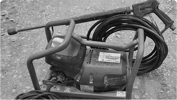 Image Hidrolavadora tradicional con cable y estructura pesada
