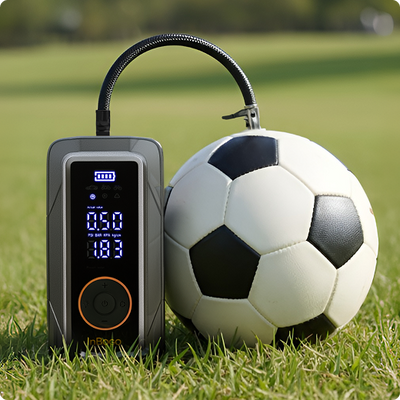 Compresor de aire portátil Inbogo inflando un balón de fútbol.