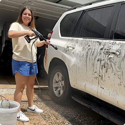 Mujer lavando su automóvil con la hidrolavadora Inbogo