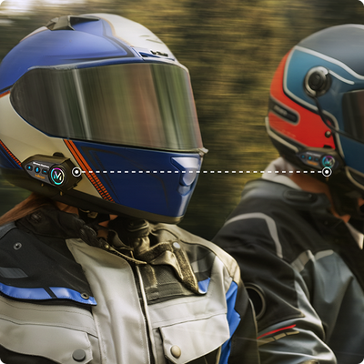 Dos motociclistas comunicándose con intercomunicadores Inbogo instalados en sus cascos