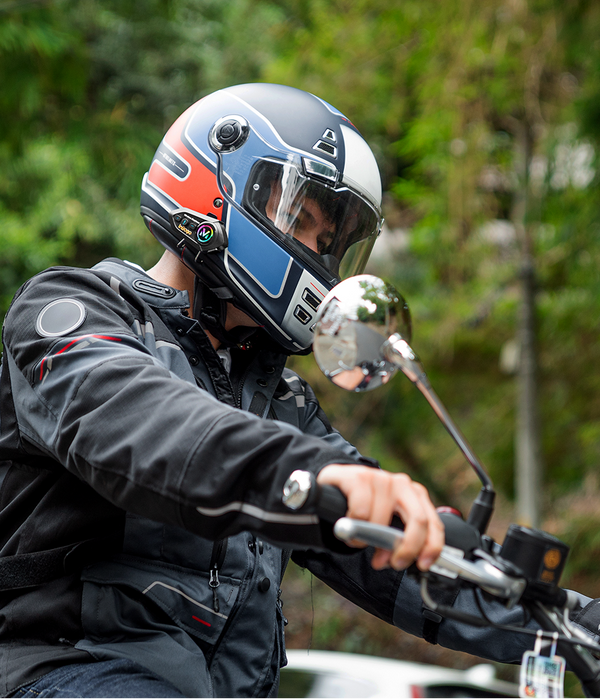 Motociclista usando el intercomunicador Bluetooth Inbogo en carretera