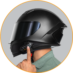 Persona instalando el intercomunicador Inbogo en el exterior del casco