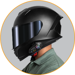 Motociclista conectando el intercomunicador Inbogo con su celular.