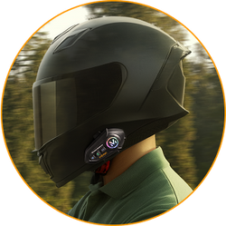 Motociclista usando el intercomunicador Inbogo