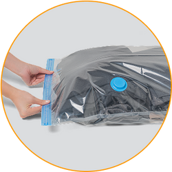 Persona doblando y colocando ropa dentro de una bolsa al vacío Inbogo