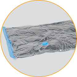 Bolsa al vacío Inbogo completamente sellada con ropa comprimida, lista para almacenar.